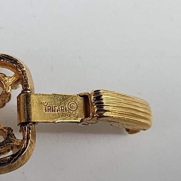 Vintage Signed Crown Trifari Victorian Style Panel Link Bracelet Textured 7" - Picture 3 of 14